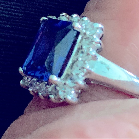 Beautiful artificial tanzanite type of stone with cubic zirconia. - Picture 3 of 4